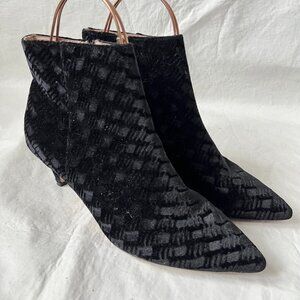 Anthropologie boots kitten heel booties black velvet pointed toe womens 8.5 zip